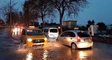 İzmir'de sağanak hayatı felç etti