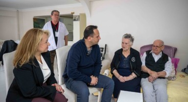 Başkan Eşki Bornova’nın çınarlarını evlerinde ziyaret etti