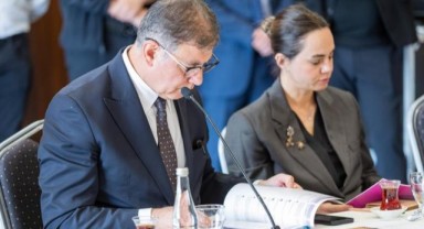 Başkan Tugay'dan kadın mücadelesine güçlü çağrı