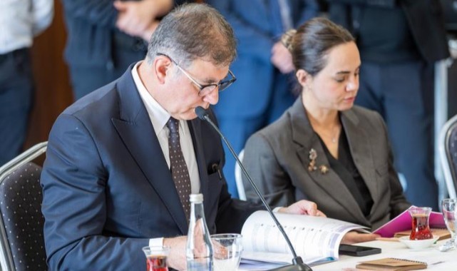 Başkan Tugay'dan kadın mücadelesine güçlü çağrı