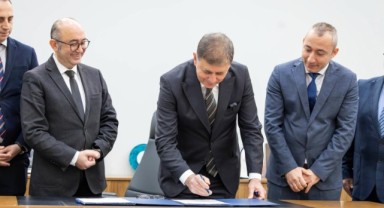 Başkan Tugay'dan İzmir Büyükşehir Belediye Binası için tarihi imza