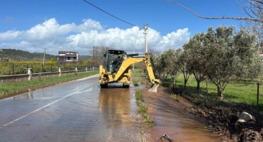 Büyükşehir, aşırı yağış sonrası kapanan yolları bir bir açıyor