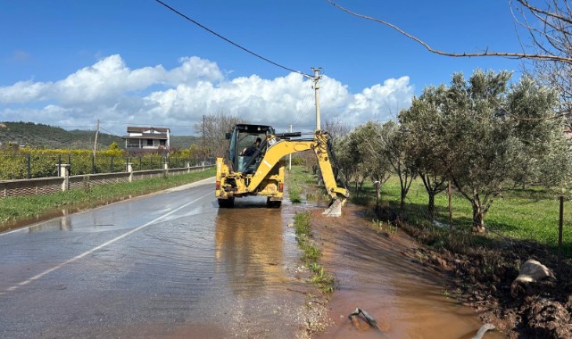 Büyükşehir, aşırı yağış sonrası kapanan yolları bir bir açıyor