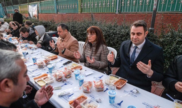 Büyükşehir iftar sofrasını bu kez Karşıyaka’da kurdu