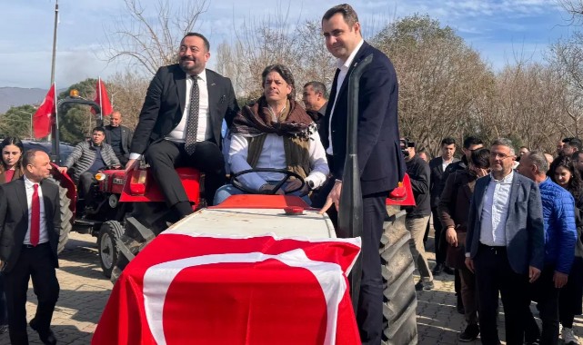 CHP'li Solakoğlu'ndan hükümete traktör üzerinde 