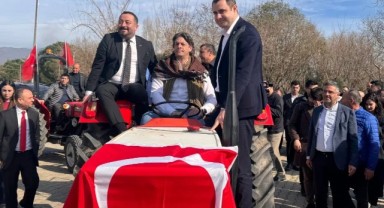 CHP'li Solakoğlu'ndan hükümete traktör üzerinde 