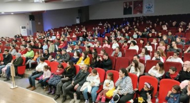 Çiğli’de Minikler Mikroplara Karşı Sahneye Çıktı