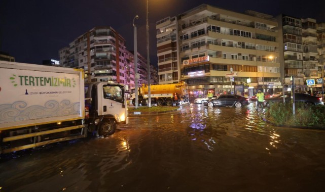Deniz seviyesi 85 santimetreye yükseldi, Büyükşehir ekipleri sahada
