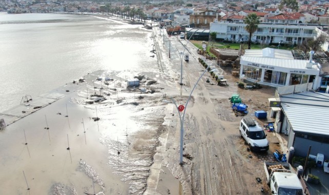 Foça Belediyesi Ekipleri Yoğun Yağışlara Karşı Sahada Mücadeleyi Sürdürüyor