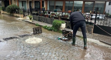 Foça Belediyesi yağışlara karşın tüm ekibiyle sahada