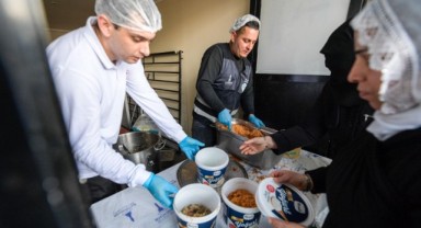 İftar bereketi Büyükşehir’in aşevinden sofralara uzanıyor