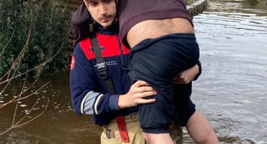 İtfaiye eri vatandaşı sırtında taşıdı