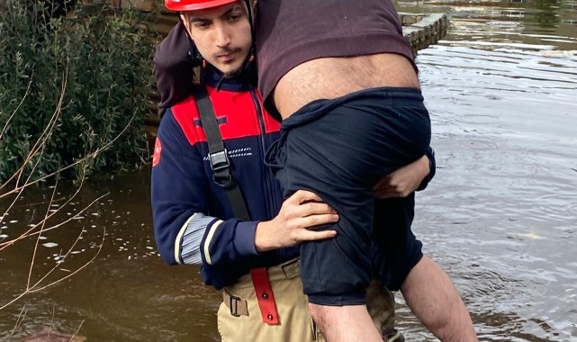 İtfaiye eri vatandaşı sırtında taşıdı