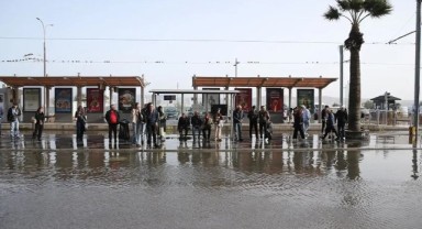 İZDENİZ'den Salı günü için kritik uyarı: 2 noktada deniz taşması riski