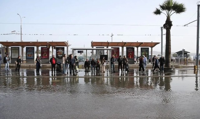 İZDENİZ'den Salı günü için kritik uyarı: 2 noktada deniz taşması riski