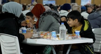 İzmir Büyükşehir Belediyesi ilk iftar sofrasını Gaziemir’de kurdu
