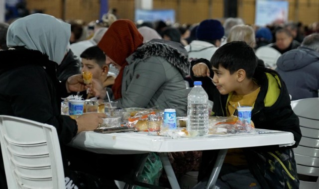 İzmir Büyükşehir Belediyesi ilk iftar sofrasını Gaziemir’de kurdu