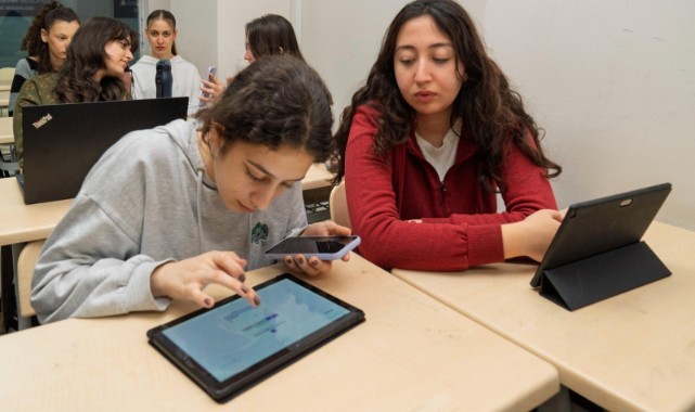İzmirli öğrencilere yapay zekâ destekli matematik
