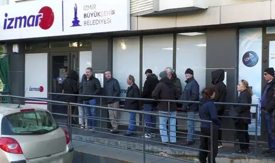 İzmirliler ramazan alışverişi için İZMAR'a yöneldi: 'Dışarıda marketlere girilecek gibi değil'