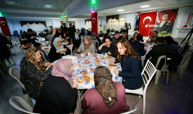 Karşıyaka’da ilk iftar sofrası Cumhuriyet Mahallesi’nde kuruldu