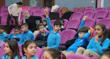 Seferihisar’da miniklerden anlamlı ziyaret: Başkan Yetişkin öğrencilerle buluştu