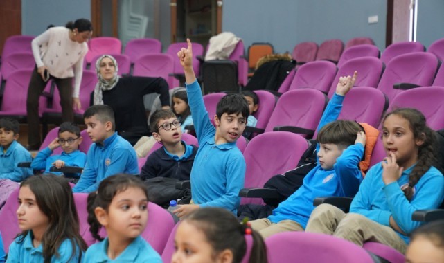 Seferihisar’da miniklerden anlamlı ziyaret: Başkan Yetişkin öğrencilerle buluştu