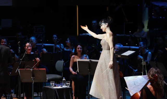 Şevval Sam hem söyledi hem yönetti