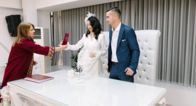 Balçova’da yeni evlenen çiftlere alışveriş kartı desteği