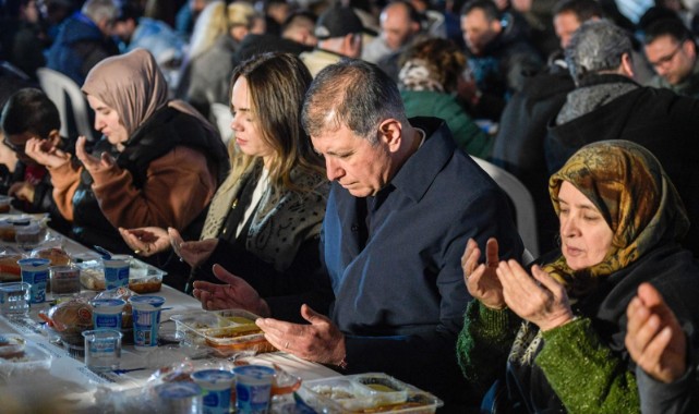 Başkan Tugay, arife gününde Urlalılarla oruç açtı