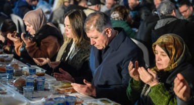 Başkan Tugay, arife gününde Urlalılarla oruç açtı