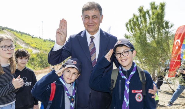 Başkan Tugay çocuklara verdiği sözü tuttu, fidanlar toprakla buluştu