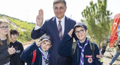 Başkan Tugay çocuklara verdiği sözü tuttu, fidanlar toprakla buluştu