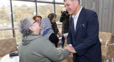 Başkan Tugay huzurevi sakinleriyle bayramlaştı