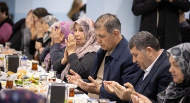 Başkan Tugay iftardan sahura halkın arasında