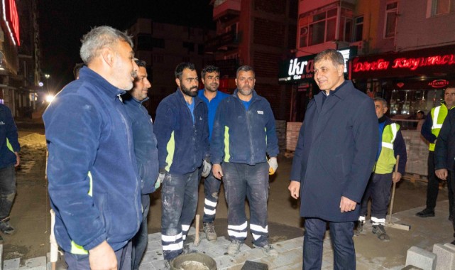 Başkan Tugay yol emekçileriyle gece mesaisinde buluştu