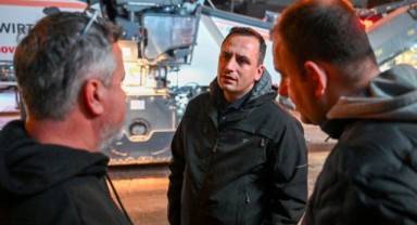 Bornova’da gece asfalt mesaisi