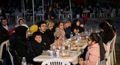 Bornova’da Kadir Gecesi’nde büyük iftar buluşması