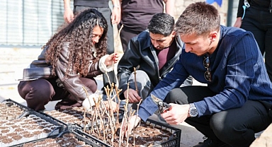 Buca'nın bağlarında geleceğin ziraat mühendisleri yetişiyor