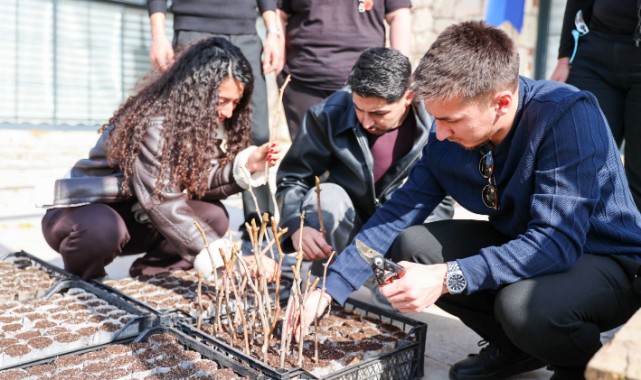 Buca'nın bağlarında geleceğin ziraat mühendisleri yetişiyor