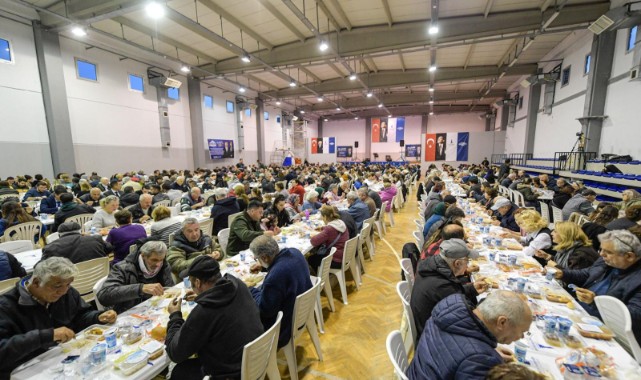 Büyükşehir’in iftar sofrası bu kez Foça’da kuruldu