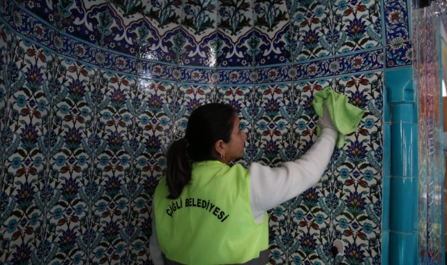 Çiğli’de Bayram Öncesi Cami Ve Mezarlıklarda Kapsamlı Temizlik
