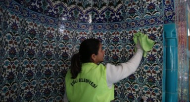 Çiğli’de Bayram Öncesi Cami Ve Mezarlıklarda Kapsamlı Temizlik