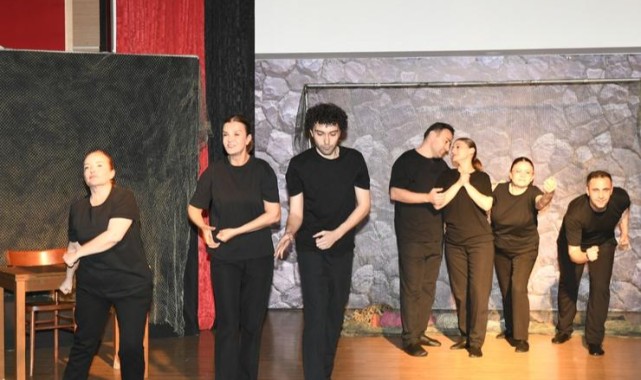 Çiğli’de Tiyatro Haftası Coşkuyla Tamamlandı