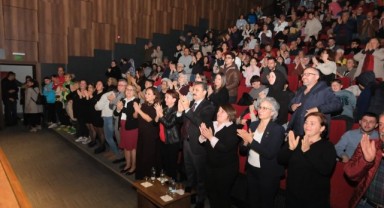 Dikili Belediyesi Halk Oyunları Topluluğu’ndan Anlamlı Gösteri