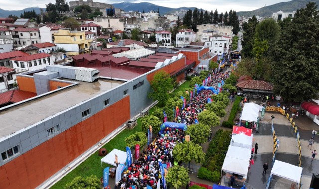 Efes Ultra Maraton 2026’da binlerce koşucu yağmura rağmen dünya mirasını keşfetti