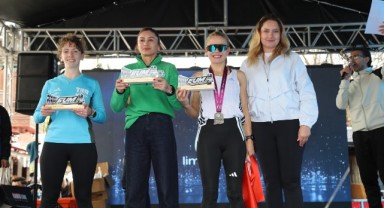 Efes Ultra Maraton 2026’da binlerce koşucu yağmura rağmen dünya mirasını keşfetti