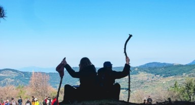 Gençler baharı Efes-Mimas Yolu’nda doğayla karşıladı