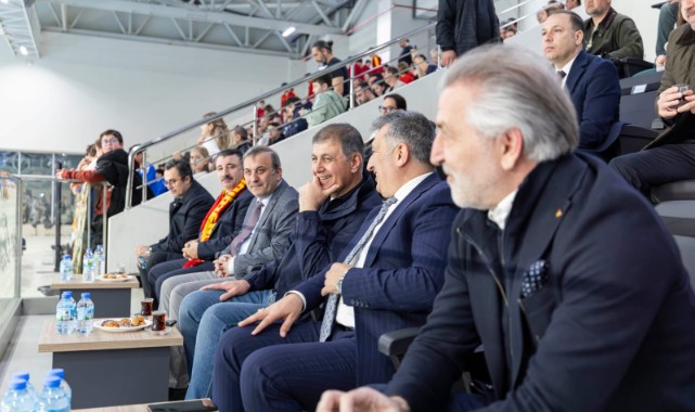 Göztepe’nin Avrupa zaferine Başkan Tugay da eşlik etti