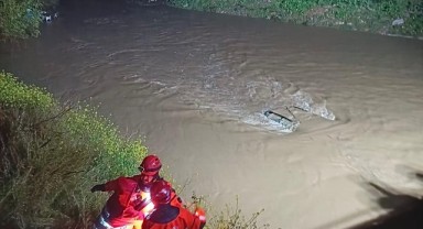 Menderes’te araç dereye uçtu, İzmir İtfaiyesi seferber oldu 