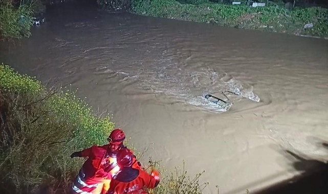 Menderes’te araç dereye uçtu, İzmir İtfaiyesi seferber oldu